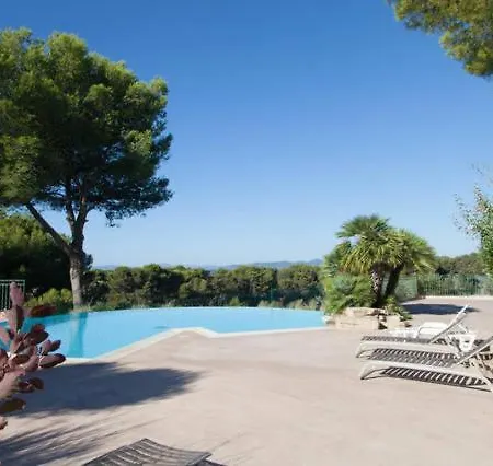 2-bedroom Steps From Débarquement With Pool