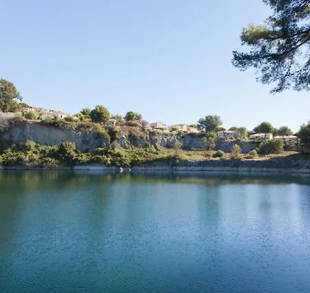 2-bedroom Steps From Débarquement With Pool Hébergement de vacances Saint-Raphaël