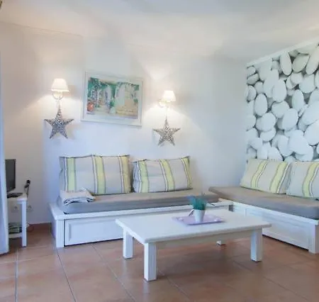 Hébergement de vacances 2-bedroom Steps From Débarquement With Pool