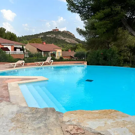 Hébergement de vacances 2-bedroom Steps From Débarquement With Pool *