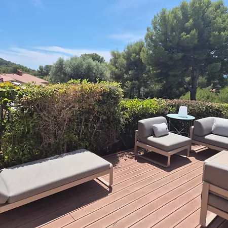 2-bedroom Steps From Débarquement With Pool *