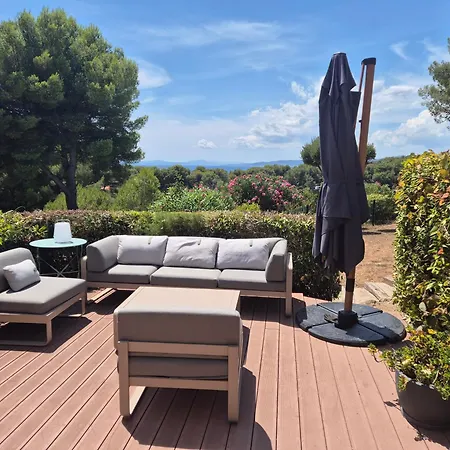 2-bedroom Steps From Débarquement With Pool *